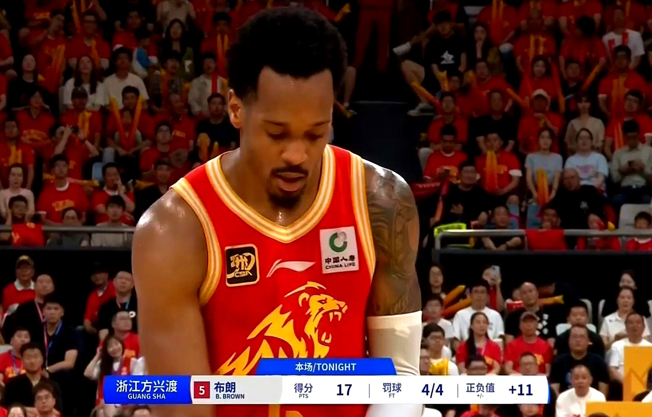 周琦复出首秀出彩,圣安东尼奥马刺主场血战费城76人,豪取6连胜的简单介绍